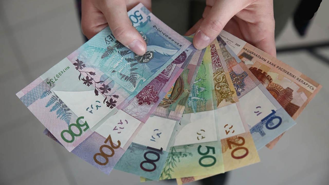 Средняя зарплата в Беларуси снова выросла: лидеры по регионам и сферам