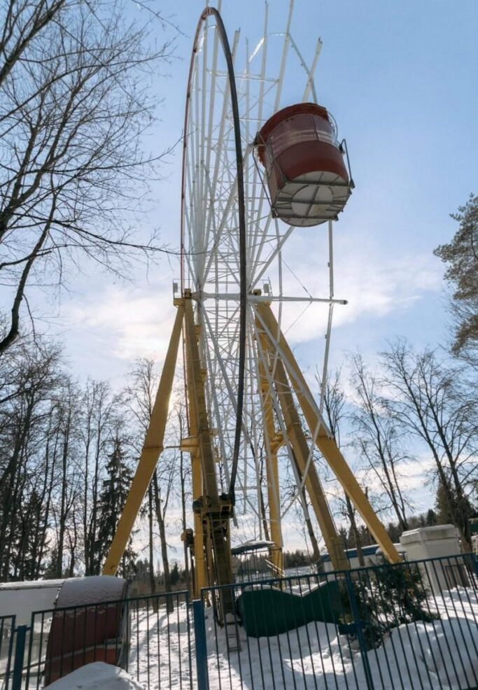 В парке Челюскинцев убрали кабинки с колеса обозрения