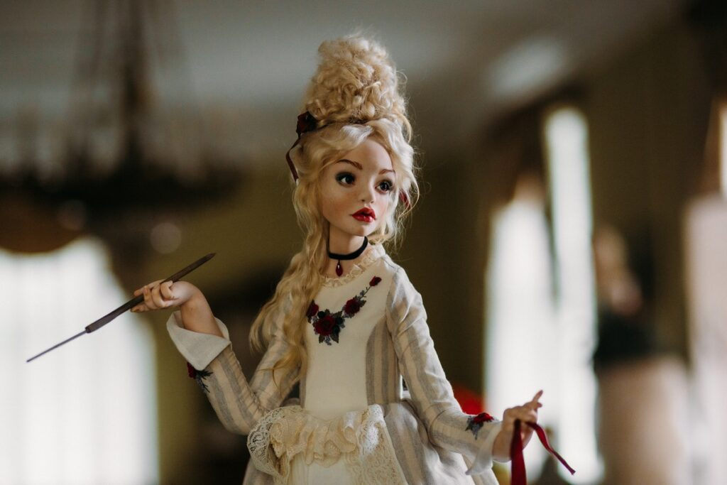 Мошенники украли у жительницы Мядельского района более 790 рублей под видом покупки её коллекционной куклы