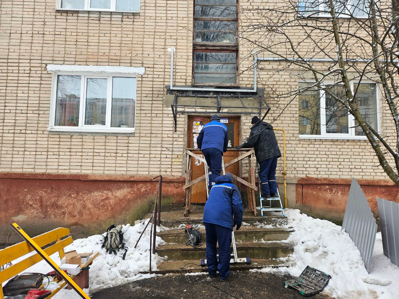 В Молодечно над подъездами, где обрушились козырьки, устанавливают новые