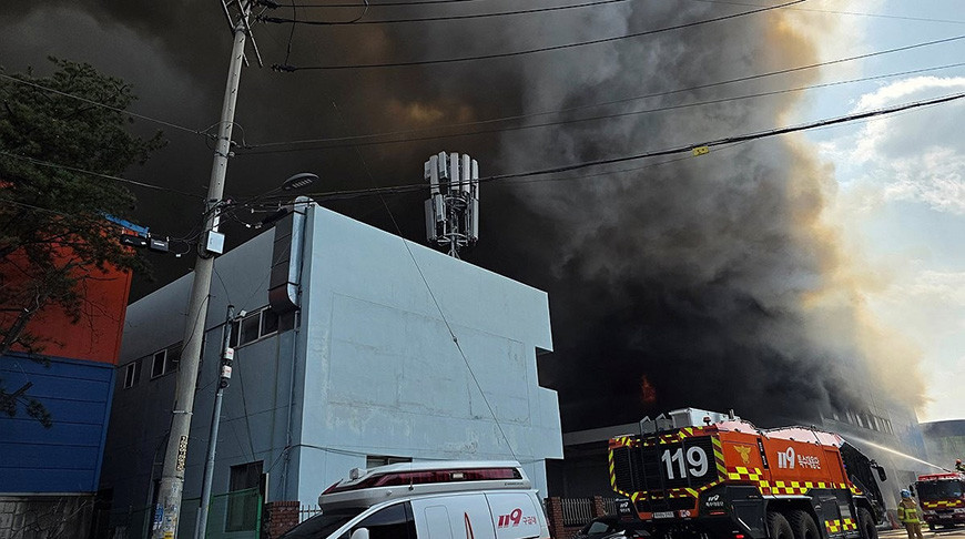 Крупный пожар вспыхнул на заводе автозапчастей в Республике Корея, пострадали десятки человек