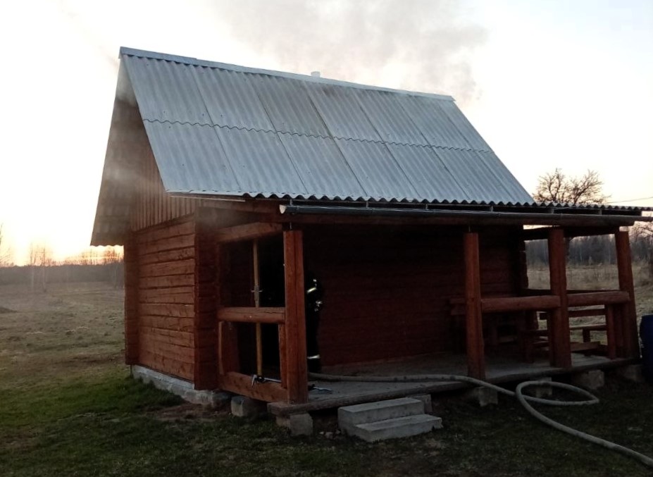 Огонь повредил потолок частной бани в Поставском районе
