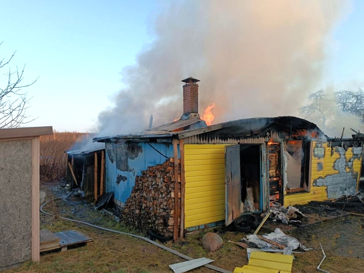 Сарай пенсионера остался без крыши после пожара в Браславском районе