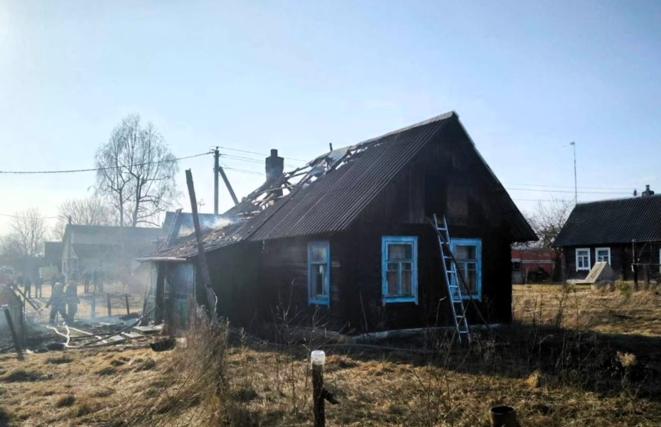 Мужчина в деревне под Сморгонью выбросил окурок – загорелся дом