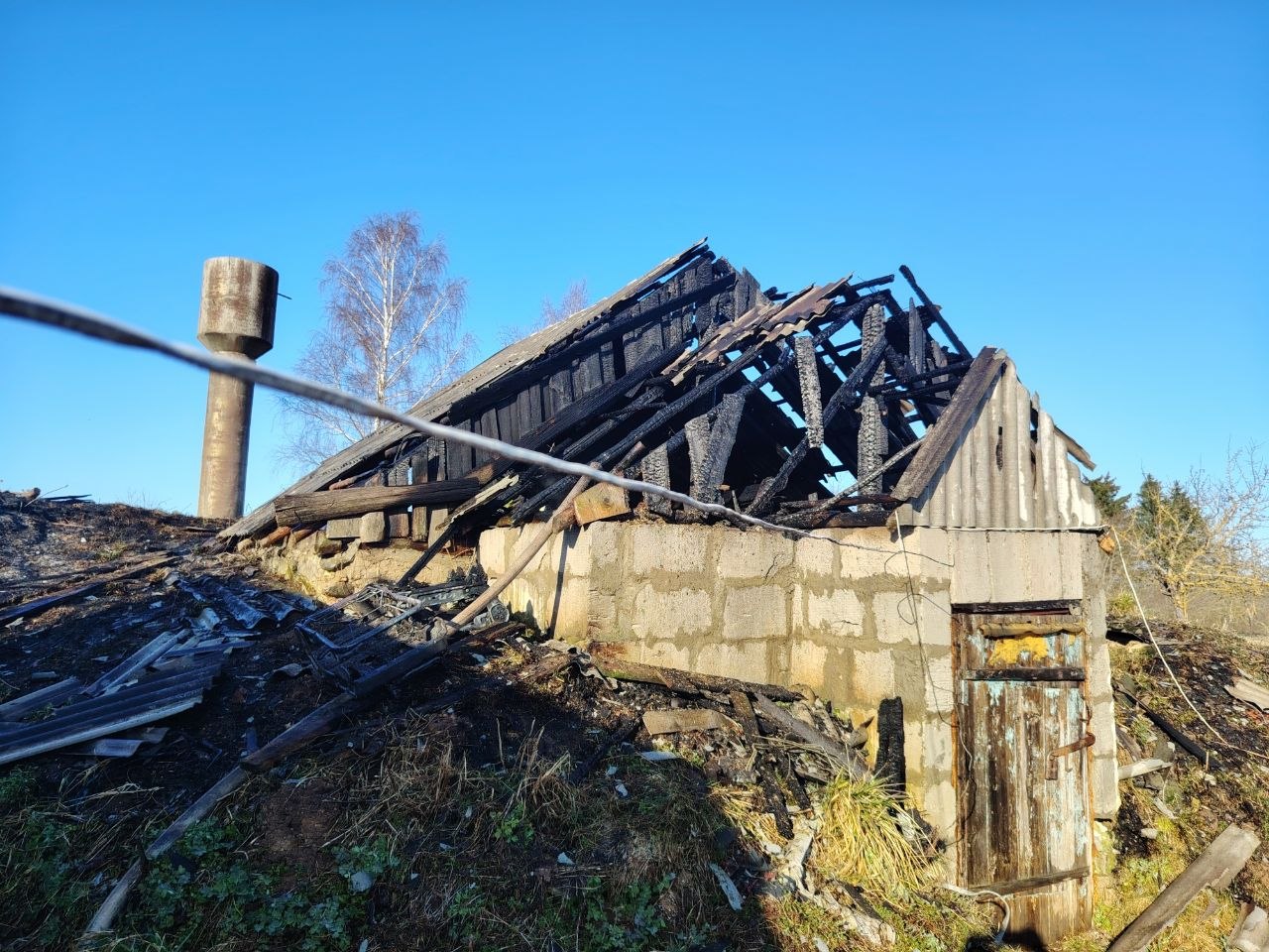 Сухая трава загорелась в Браславском районе – в итоге сгорела крыша сарая