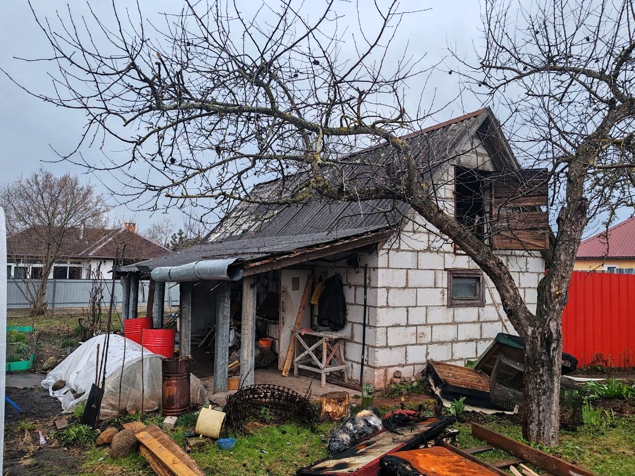 Огонь повредил крышу сарая в Молодечненском районе