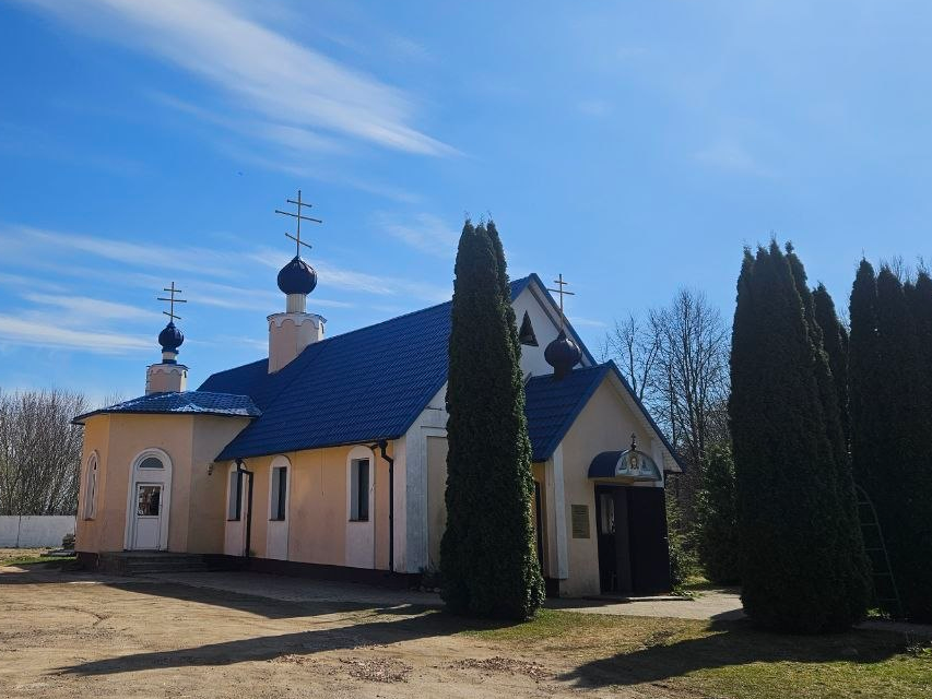 Узнали у священника из Молодечно, в какой цвет красить яйца, стоит ли приносить на кладбище искусственные цветы и давать ли деньги просящим милостыню