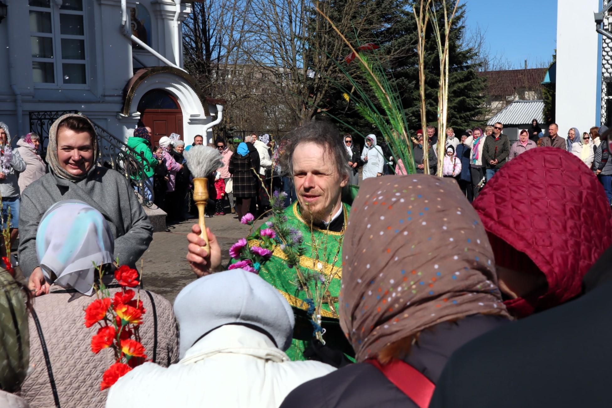 Молодечненцы рассказали о том, что они делают с освящёнными веточками вербы