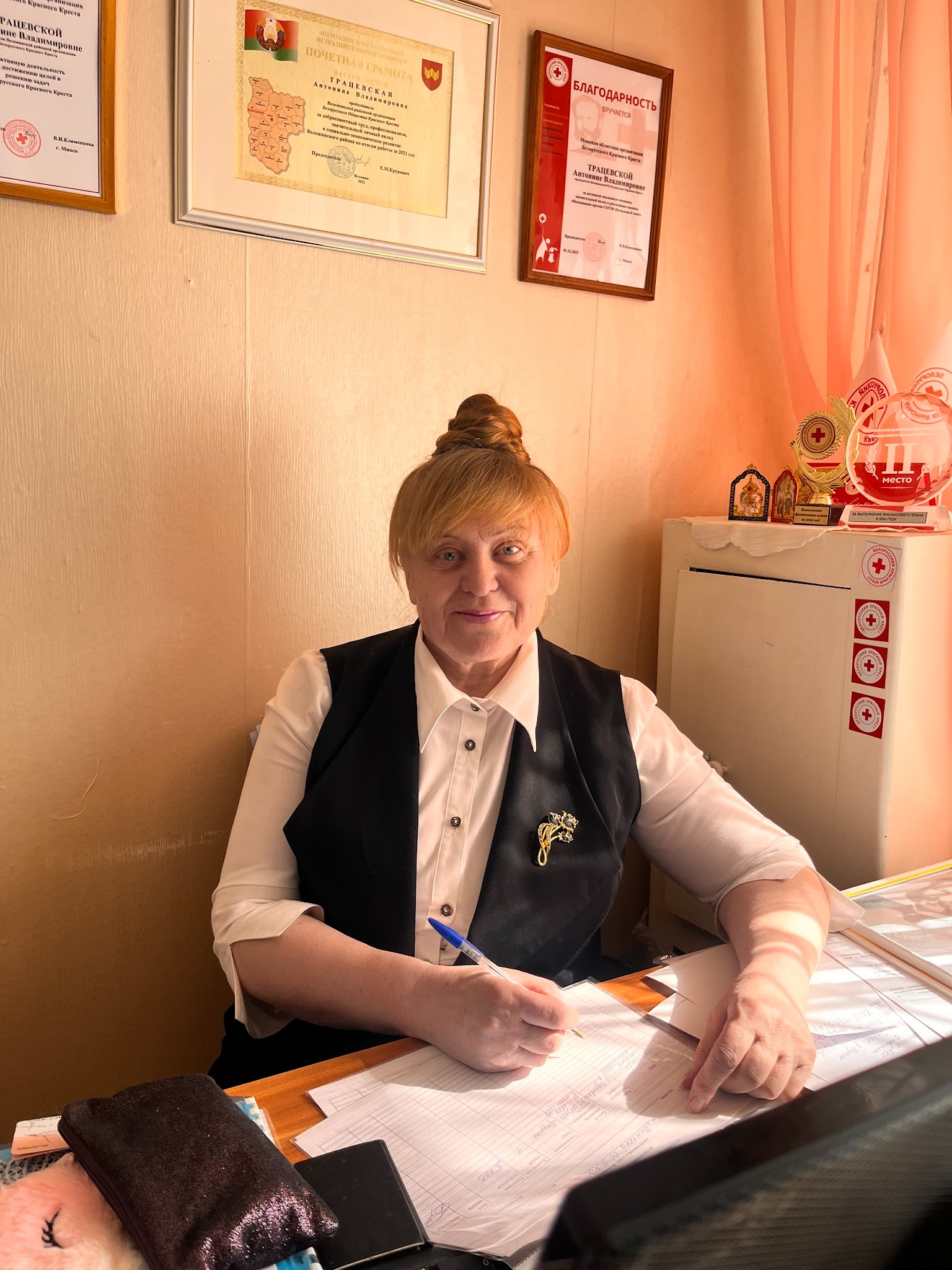 Антонина Трацевская в Воложине помогает тем, кто приходит в Красный Крест за милосердием