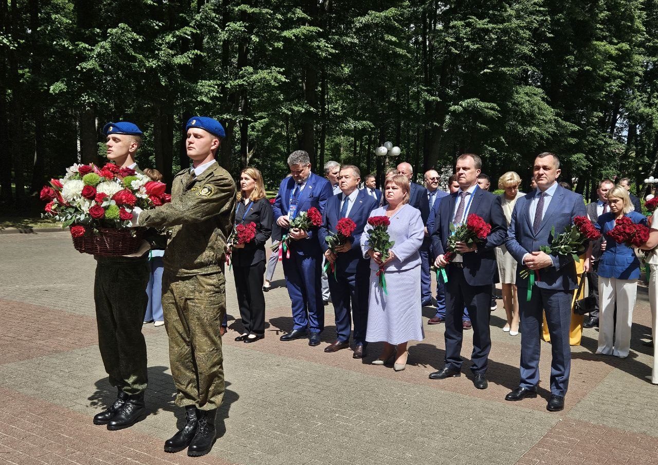 Участники XIII Форума регионов Беларуси и России возложили цветы к мемориалу в парке Молодечно