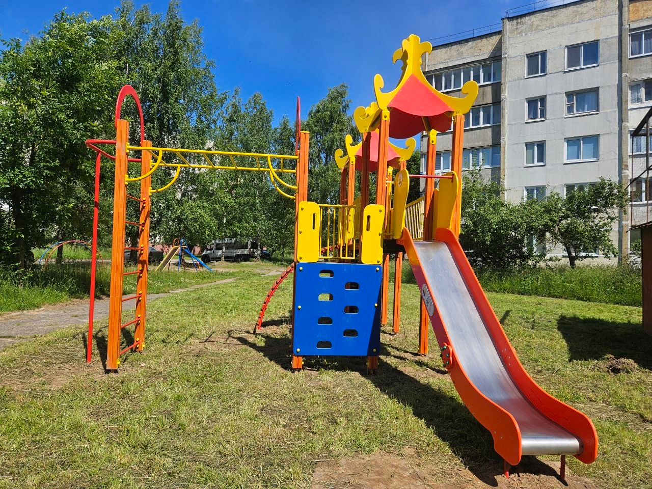 В Молодечно устанавливают многофункциональные детские площадки