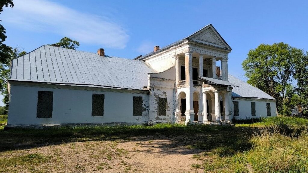 Старинную усадьбу за 450 рублей выставили на торги в Гродненской области