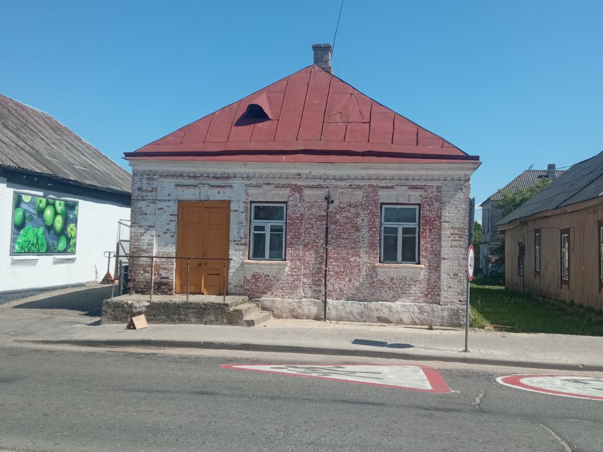 Недалеко от Гольшанского замка продают здания бывшей амбулатории