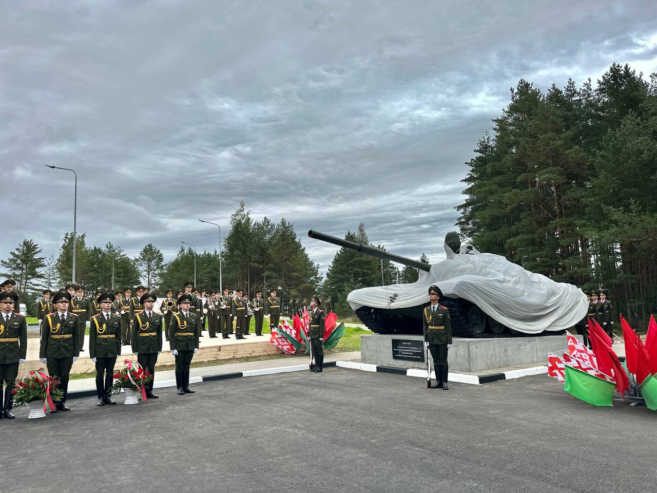 На въезде в Вилейку установили танк Т-72А