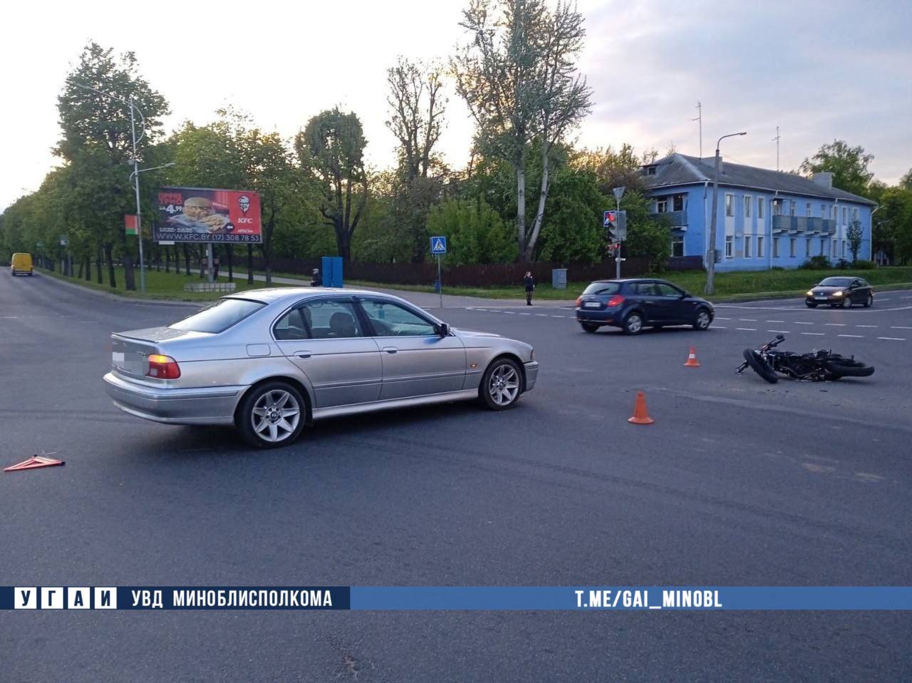 Женщина на BMW столкнулась с мотоциклом на перекрестке в Молодечно
