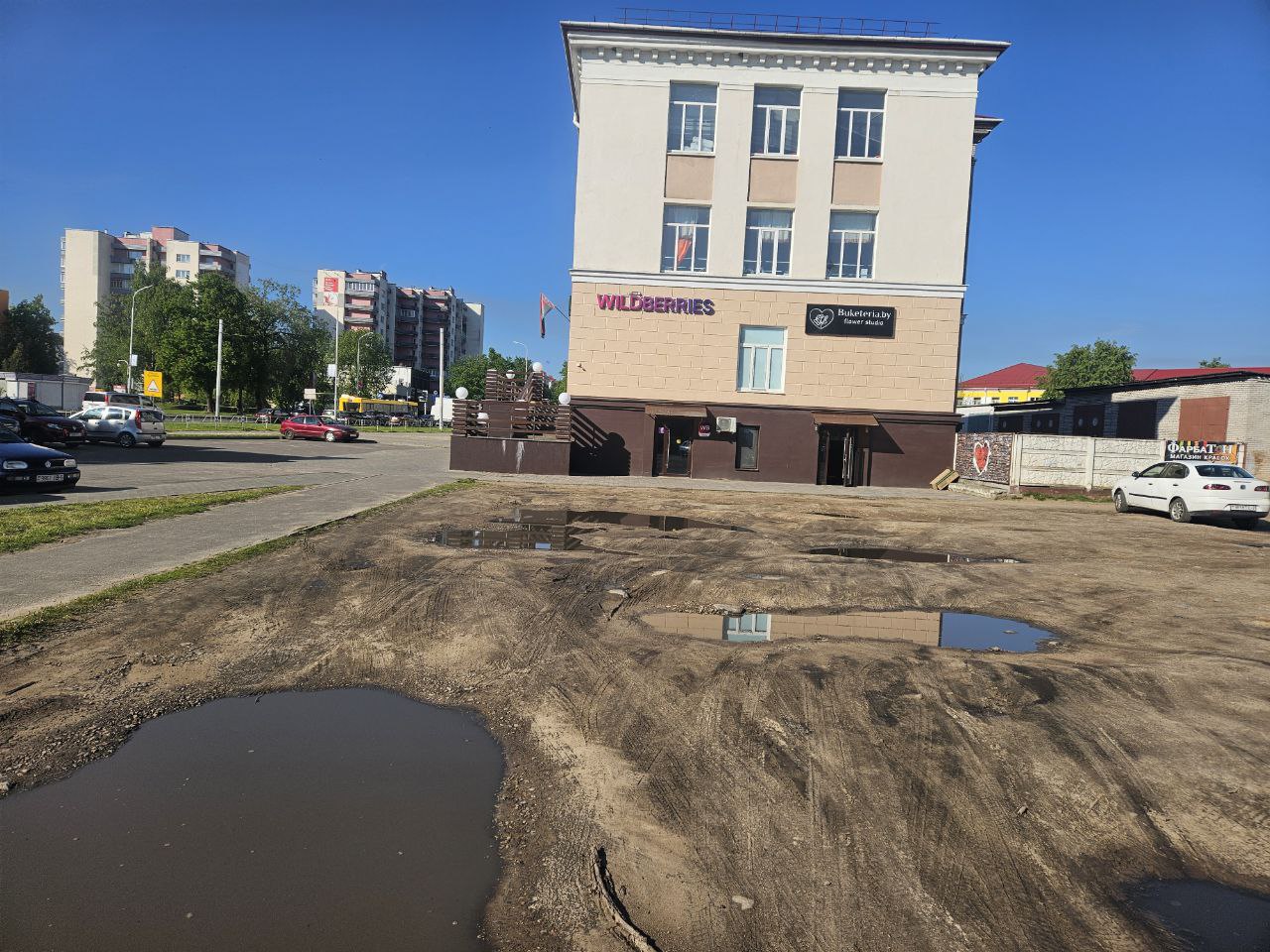 Посмотрели дороги возле торговых объектов в Молодечно. Будет ли ремонт, уточнили в службе заказчика жилищно-коммунальных услуг
