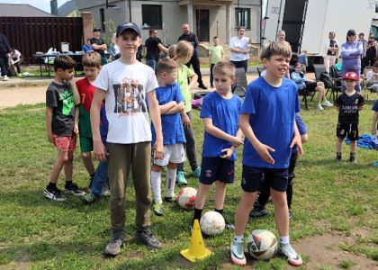 «На энтузиазме в стадион каждый вносит свою лепту». ФК «Металлург» в Молодечно собрал детей на стадионе, который их родители сделали сами