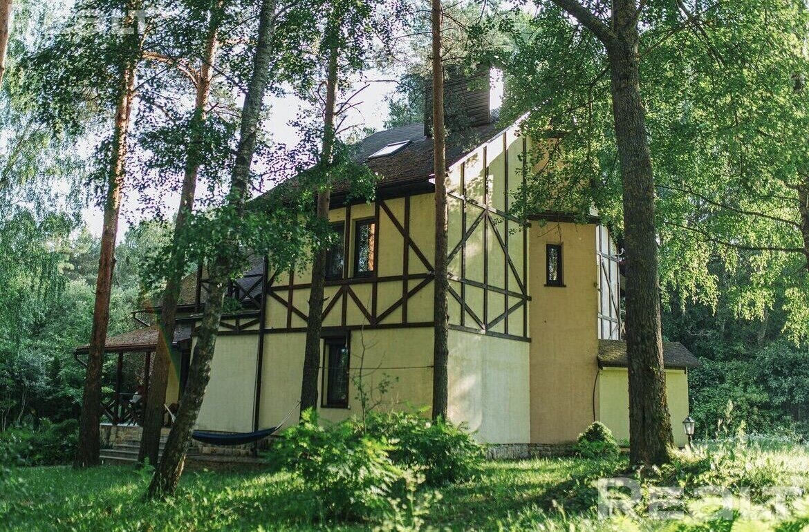 На берегу Вилейского водохранилища продается коттедж с бассейном, баней, бильярдом. О цене можно договориться