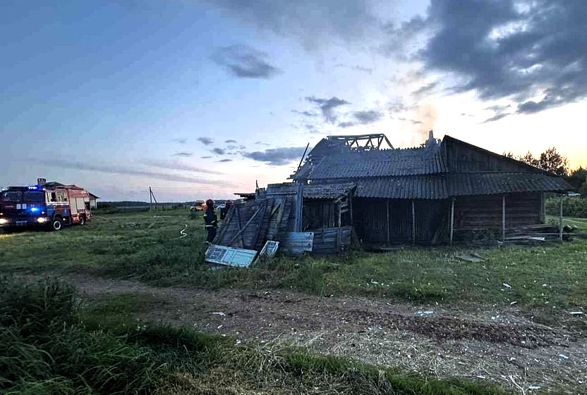 Крыша сарая сгорела в Сморгонском районе