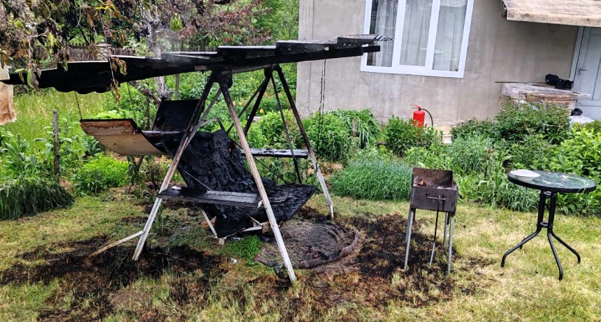 Качели вспыхнули на дачном участке ранним утром в Сморгонском районе