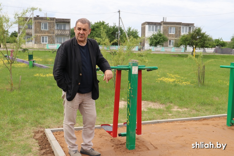 Бесплатный «спортзал» появился в Сморгонском районе: кто и зачем установил уличные тренажёры