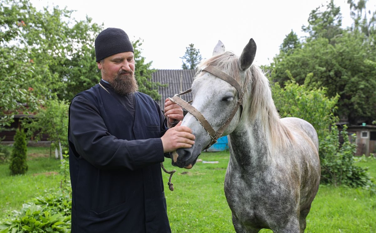 «Я люблю, чтобы все работали». Сельский священник в Браславском районе приучает детей к труду и организовывает их досуг