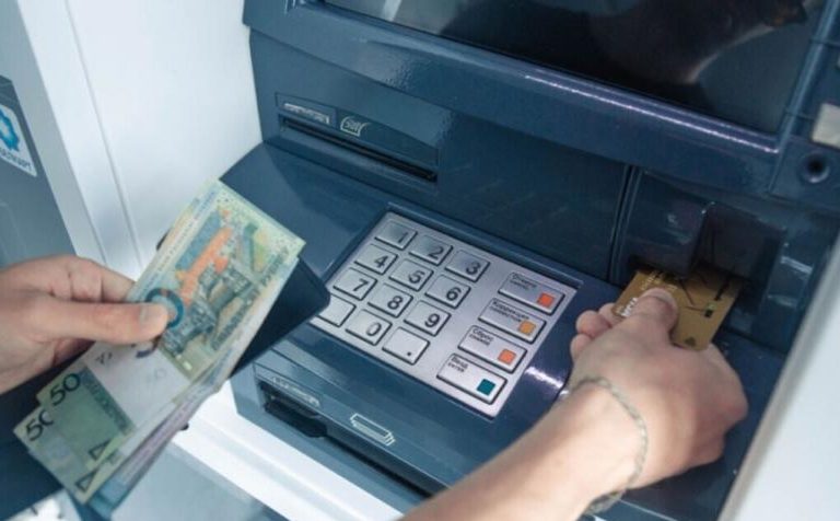 Белорусские банки предупреждают о техработах в выходные. Кому запасаться наличными?