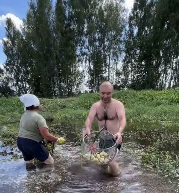 Ролик о белорусах, копающих картошку в воде, стал вирусным