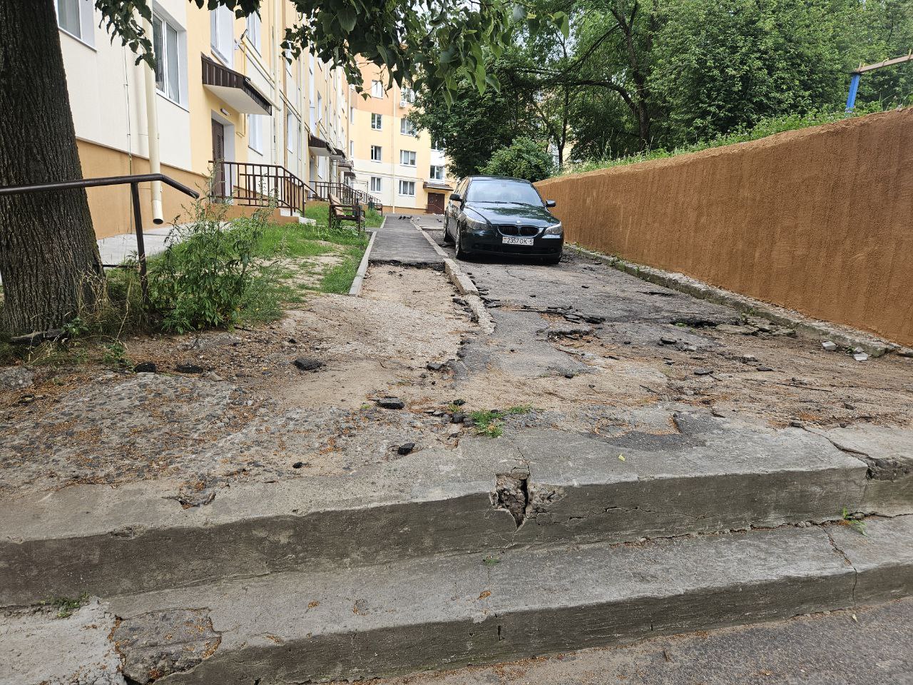 В Молодечно жильцы многоквартирного дома недовольны качеством капремонта