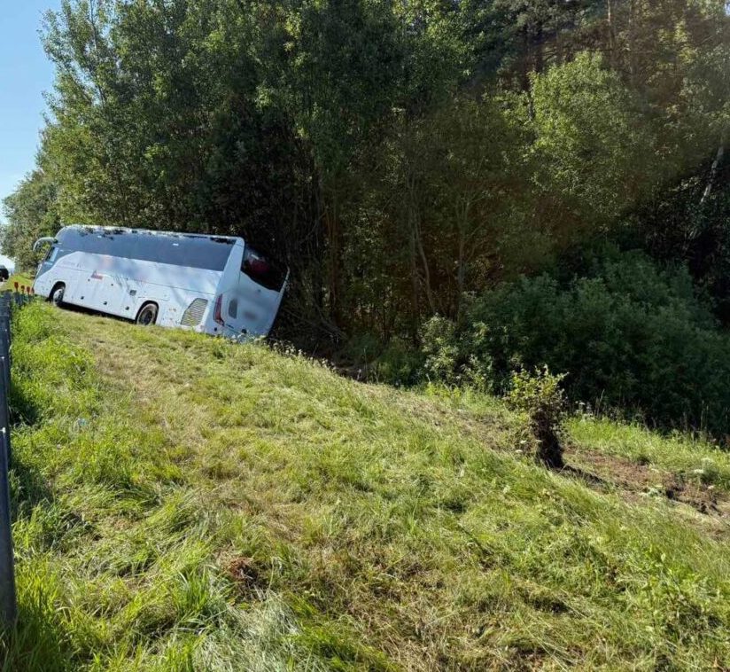 В Воложинском районе автобус «Вильнюс-Минск» с пассажирами съехал в кювет