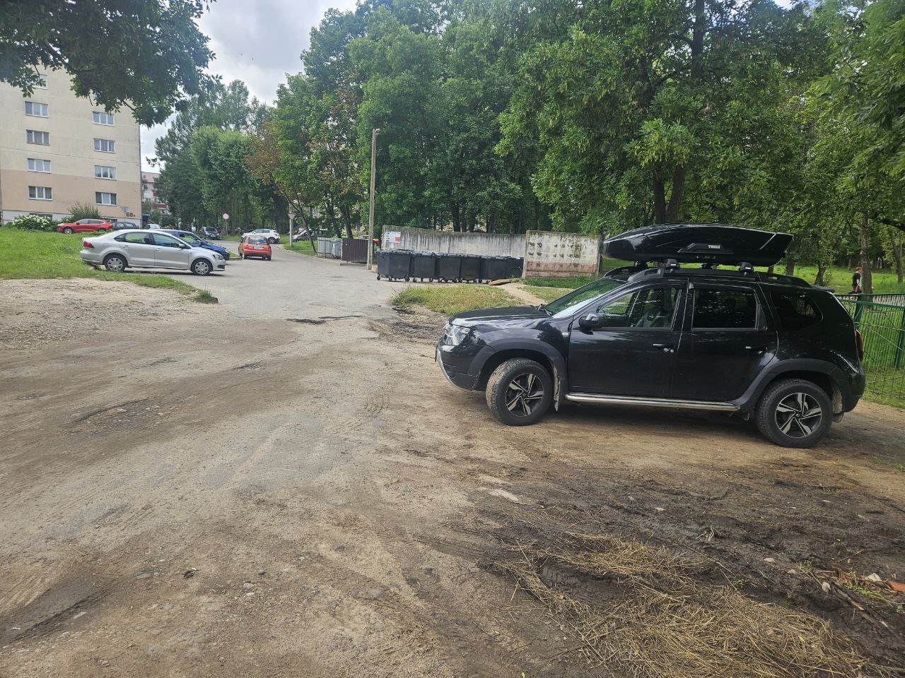 В центре Молодечно «после дождя невозможно нормально пройти, чтобы выбросить мусор»