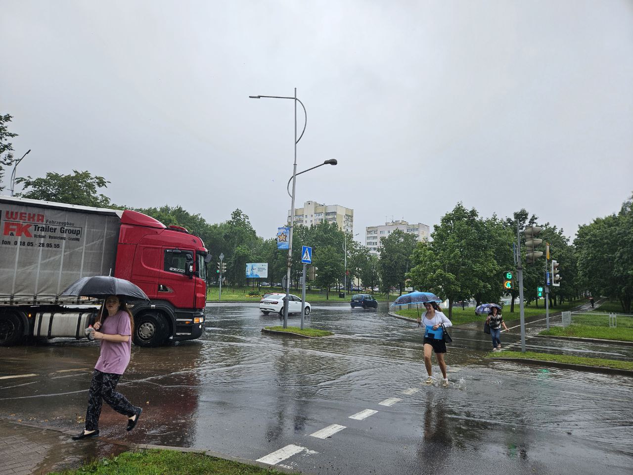 Пешеходы по лужам и феерия брызг: Молодечно подтопило сильным ливнем