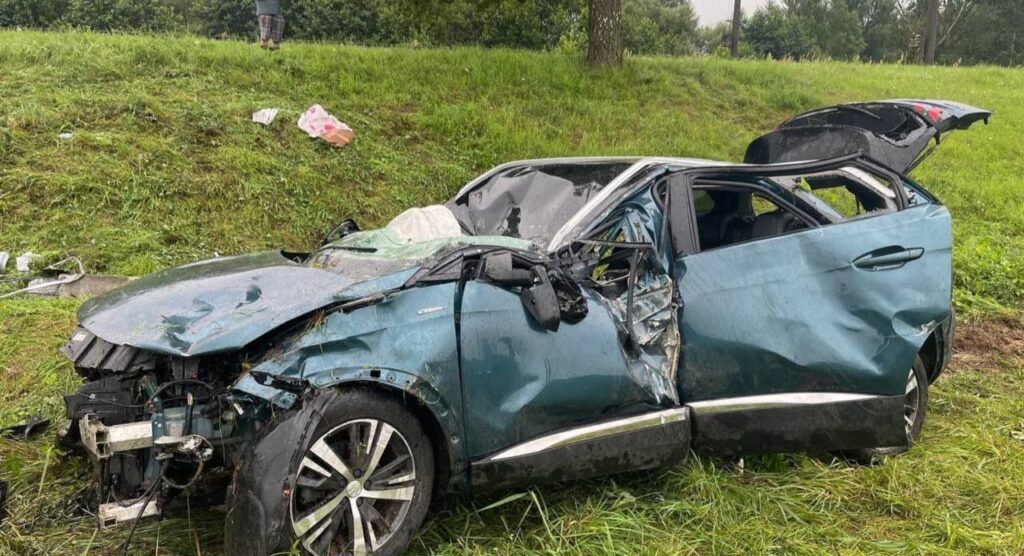 Автомобиль врезался в дорожное заграждение на трассе Минск-Молодечно-Нарочь