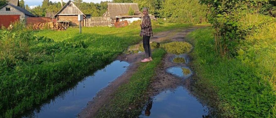 «Ходим в сапогах»: жители Вилейки просят отремонтировать единственную дорогу к домам