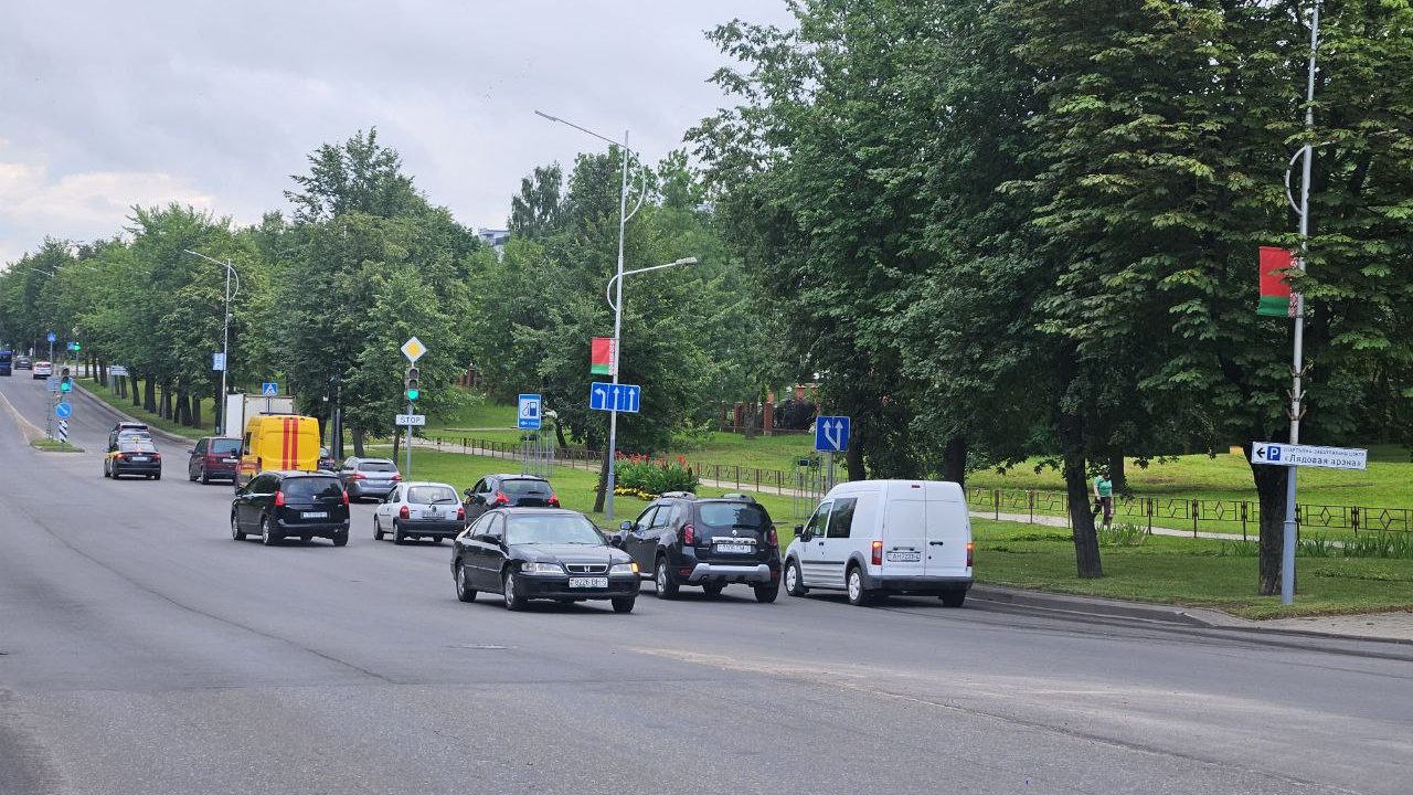 Водители в Молодечно никак не дождутся разметки на опасном перекрестке