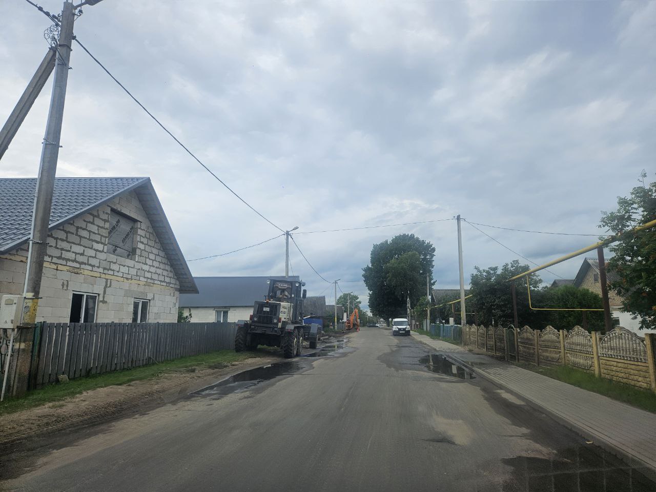 В Молодечно на улице с новой дорожкой для пешеходов делают водоотвод