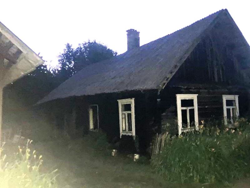 Соседи в Ошмянском районе вызвали спасателей односельчанке, у которой загорелся дом