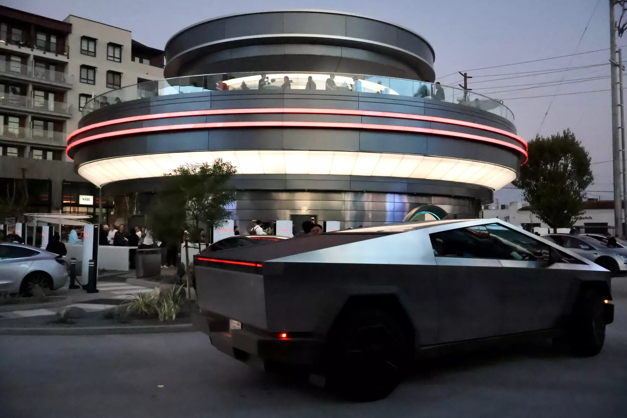 Официально открыто: Tesla Diner работает «сейчас и навсегда». Итоги первого дня