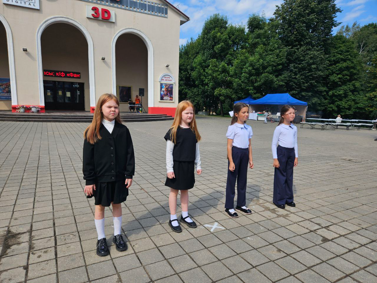 Модный показ и низкие цены. Что предлагают на школьной ярмарке в Молодечно