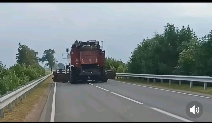 Дорожный спор комбайна и BMW. Кто прав?