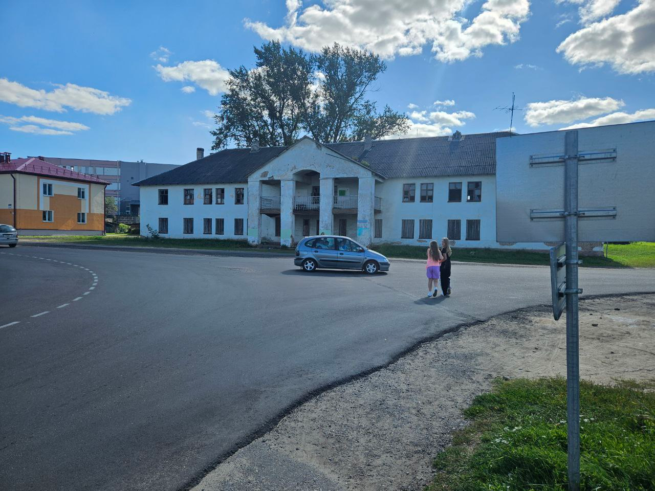 «Не дорога, а азбука Морзе из пешеходных переходов». В Молодечно родители школьников бьют тревогу из-за отсутствия зебры