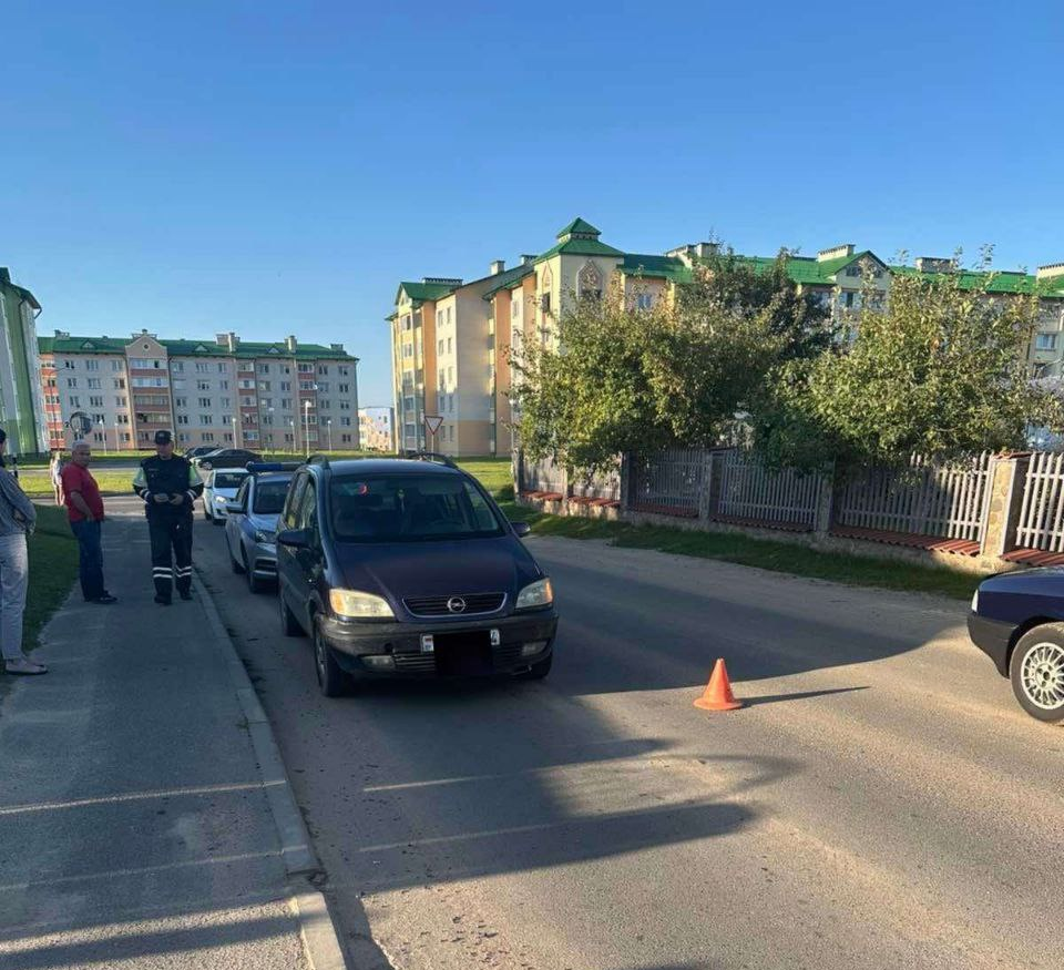 В Ошмянах под колеса автомобиля попала 11-летняя девочка