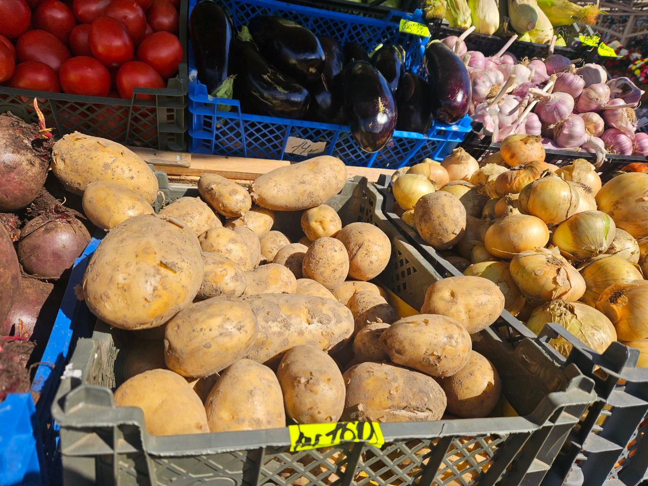 На рынке в Молодечно стакан картошки можно купить за 1 рубль