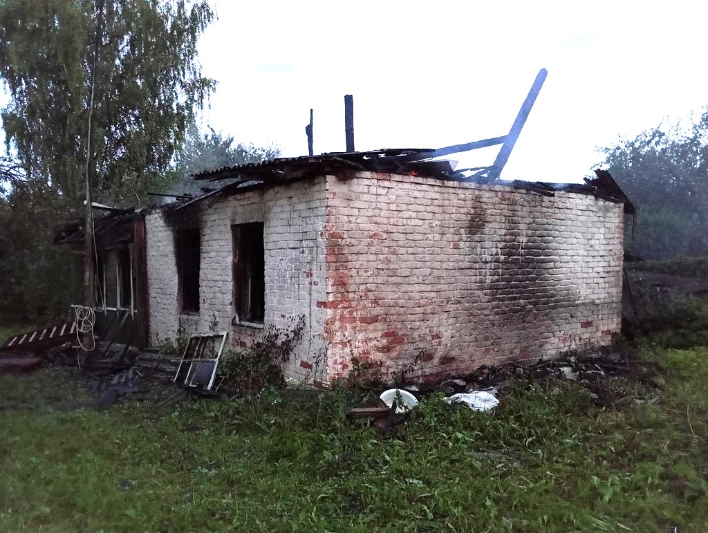Нежилой дом остался без крыши после ночного пожара в Поставском районе