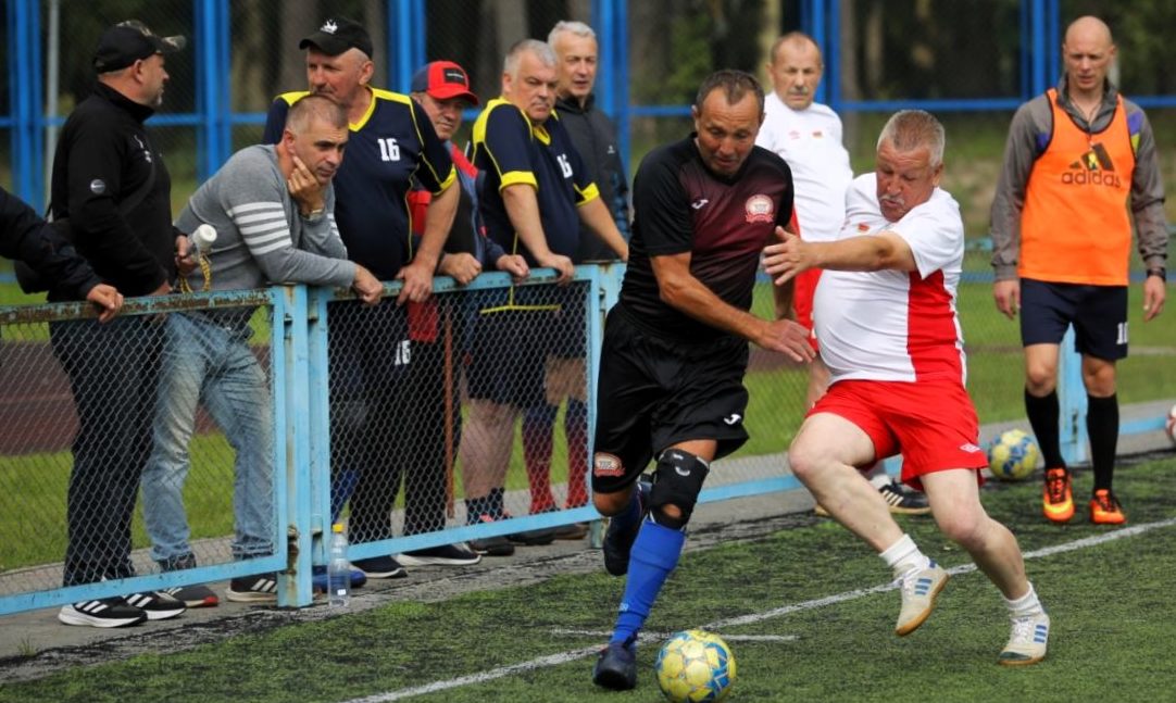 Самому матёрому – 72 года. В Островце футболисты, которым за 60, выясняли, чья команда круче