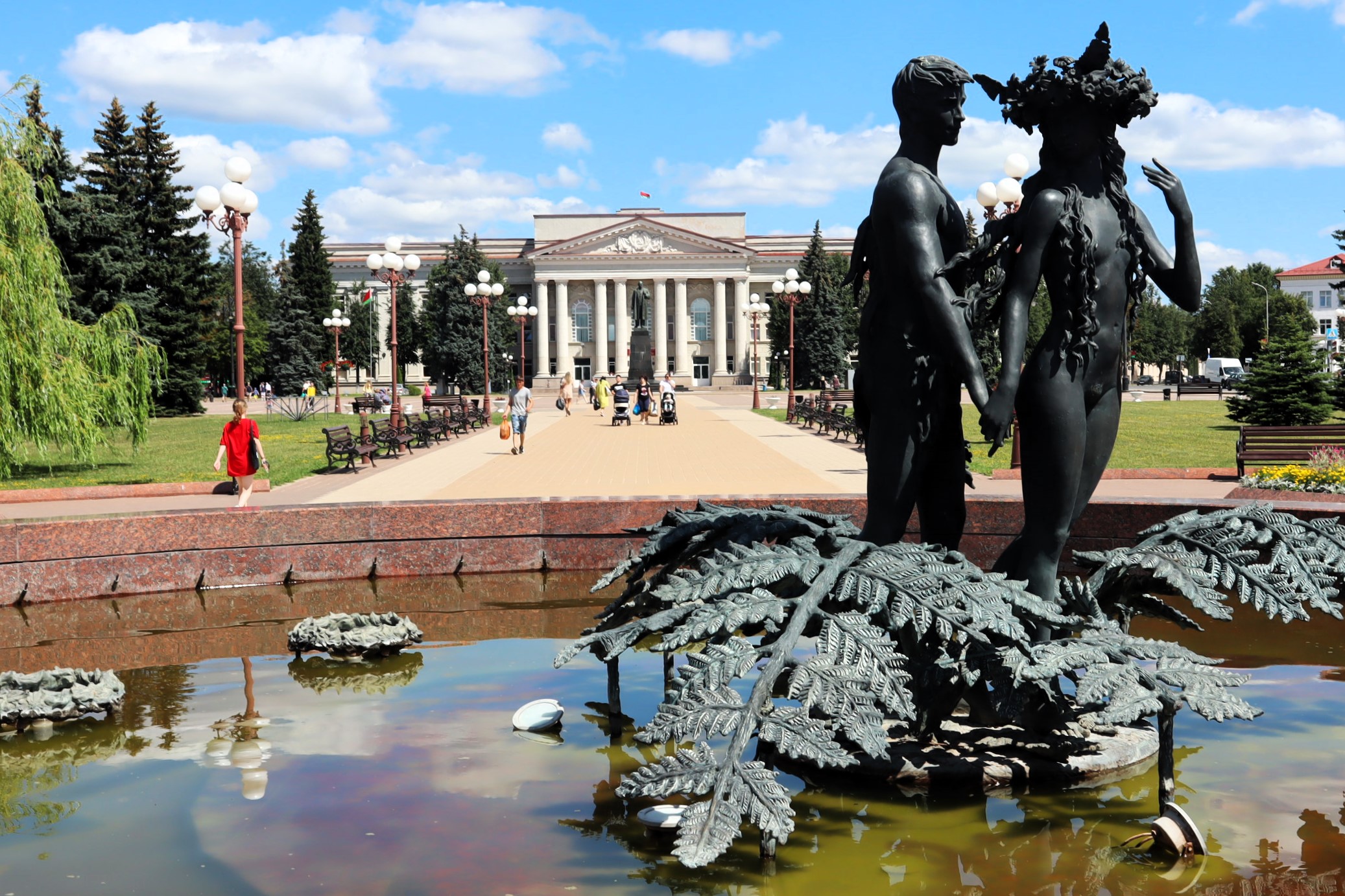 Пенсионер обгорел на Центральной площади в Молодечно
