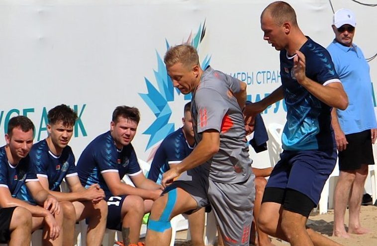 «Ой! Мяч застрял в песке! Слышу, как вы заохали и заахали!» Молодечно принимает Кубок Беларуси по пляжному футболу