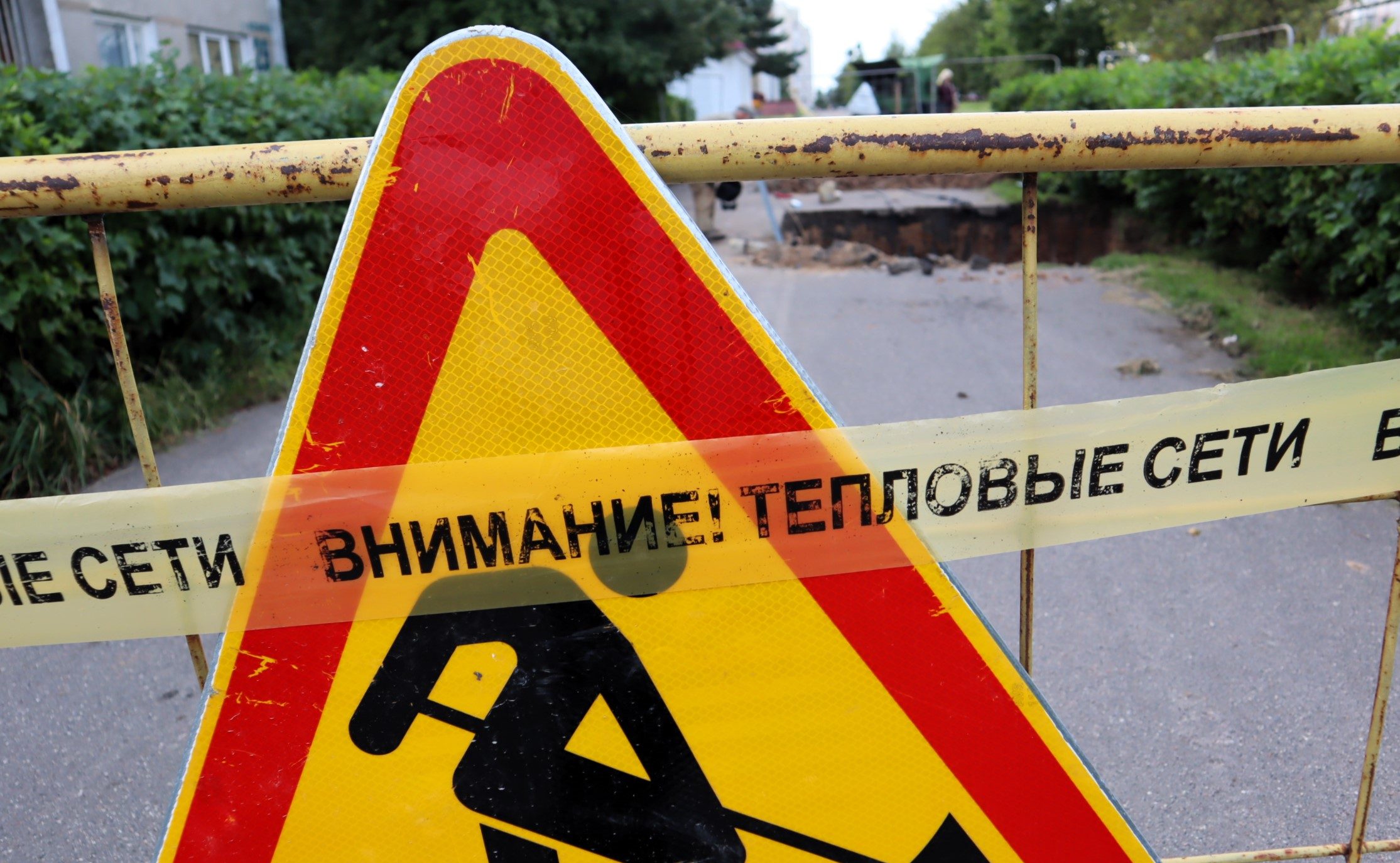 Диспетчер ЖРЭУ: «Полгорода без горячей воды». В Молодечно после опрессовки народ продолжает греть воду в ведрах