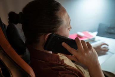 Продление договора связи и лжеследователи: по какой схеме выманивали деньги у минских пенсионеров