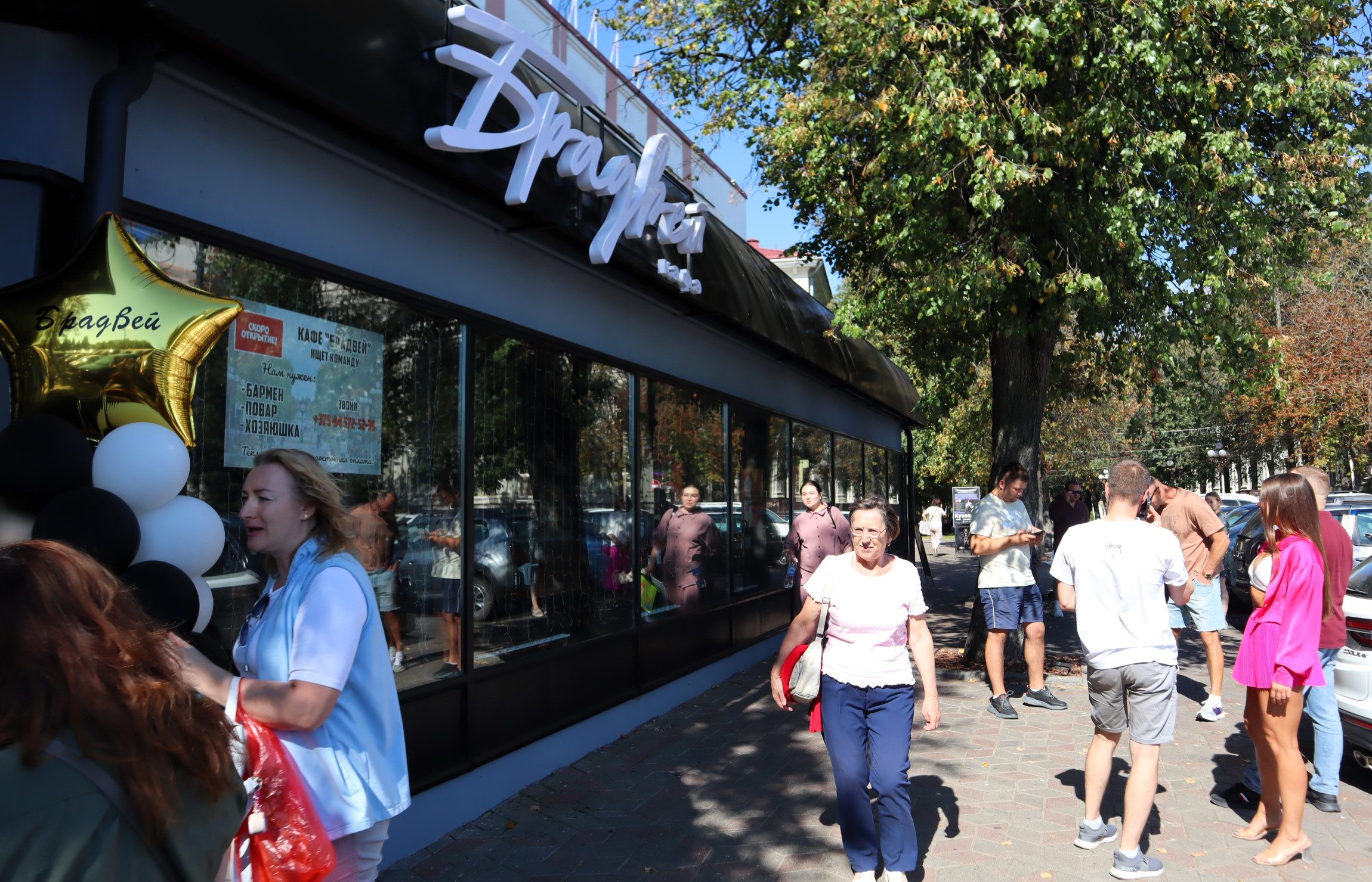 Котлета и пюрешка здесь уживутся с гламурным аперитивом – долгожданное кафе «Бродвей» открылось в Молодечно